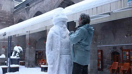 Kayseri'de kar, sanatçıların ellerinde Mimar Sinan'a dönüştü