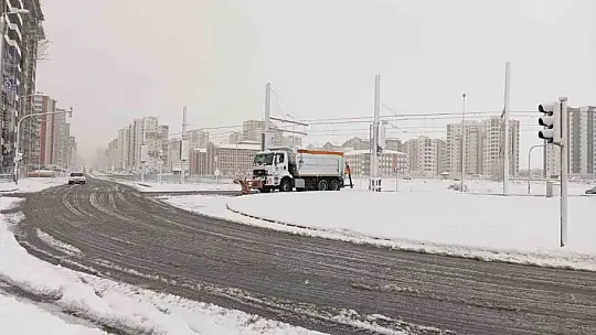 Kayseri'de kar temizleme ve tuzlama çalışması devam ediyor