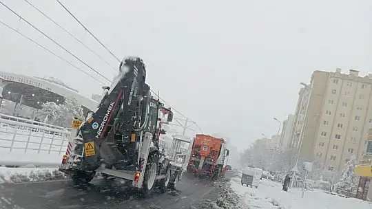 Kayseri'de kar temizleme ve tuzlama çalışması devam ediyor