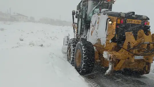 Kayseri'de kar temizleme ve tuzlama çalışması devam ediyor
