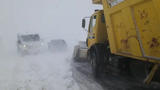 Kayseri'de kar temizleme ve tuzlama çalışması devam ediyor