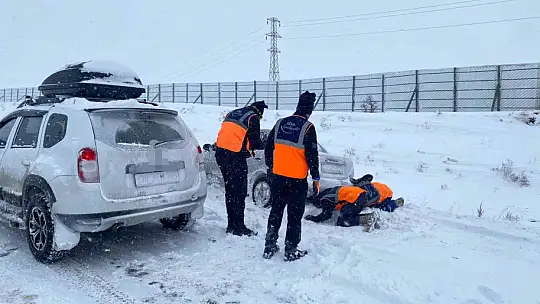 Kayseri'de kar yağışı sonrası mahsur kalan vatandaşlar kurtarıldı