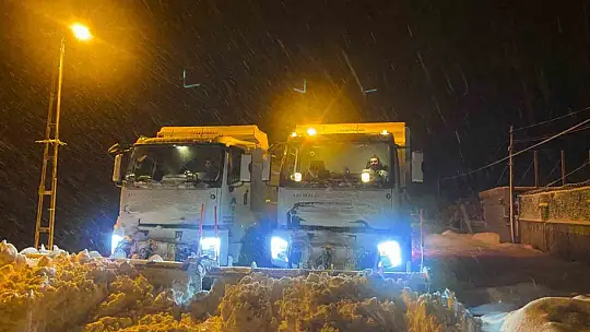 Kayseri'de kar yağışı ve tipi nedeniyle 128 yol ulaşıma kapalı