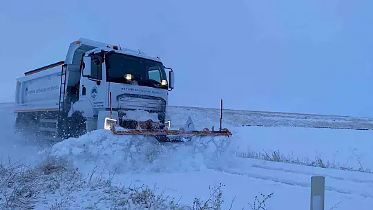 Kayseri'de kar yağışı ve tipi nedeniyle 128 yol ulaşıma kapalı