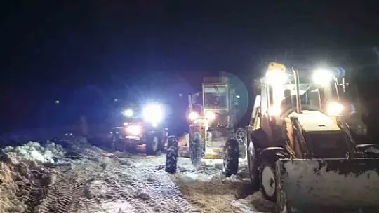 Kayseri'de kar yağışı ve tipi nedeniyle 128 yol ulaşıma kapalı