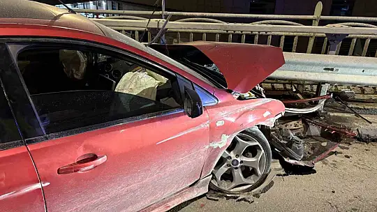 Kayseri'de karşı yola geçen otomobil bariyerlere çarptı