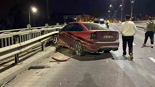 Kayseri'de karşı yola geçen otomobil bariyerlere çarptı