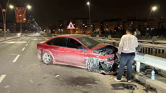 Kayseri'de karşı yola geçen otomobil bariyerlere çarptı