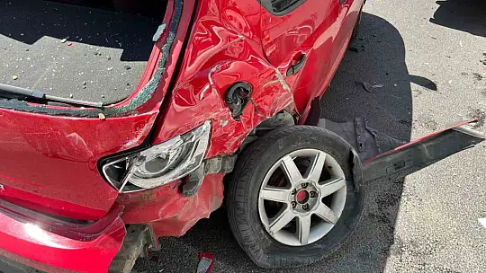 Kayseri'de kazada otomobiller kullanılamaz hale geldi