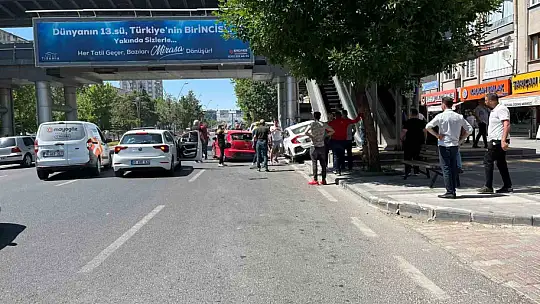 Kayseri'de kazada otomobiller kullanılamaz hale geldi