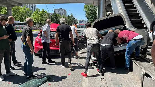Kayseri'de kazada otomobiller kullanılamaz hale geldi