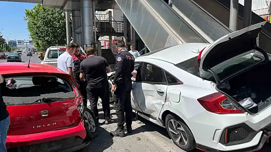 Kayseri'de kazada otomobiller kullanılamaz hale geldi