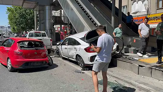 Kayseri'de kazada otomobiller kullanılamaz hale geldi