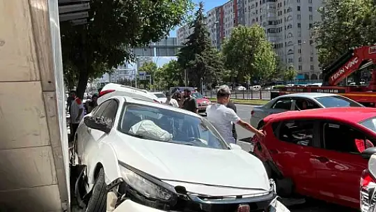 Kayseri'de kazada otomobiller kullanılamaz hale geldi