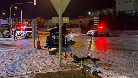 Kayseri'de kazaya karışan otomobil, çarpışmadan 200 metre sonra ancak durabildi: 1 yaralı
