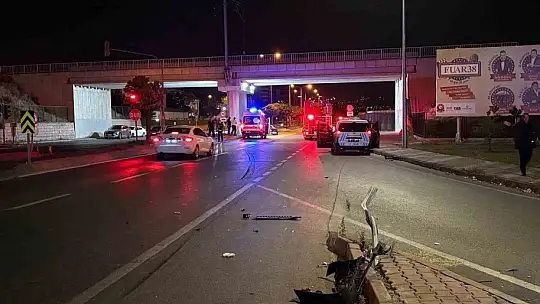 Kayseri'de kazaya karışan otomobil, çarpışmadan 200 metre sonra ancak durabildi: 1 yaralı