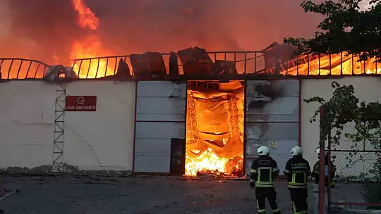 Flaş! Kayseri'de keçe fabrikasında feci yangın
