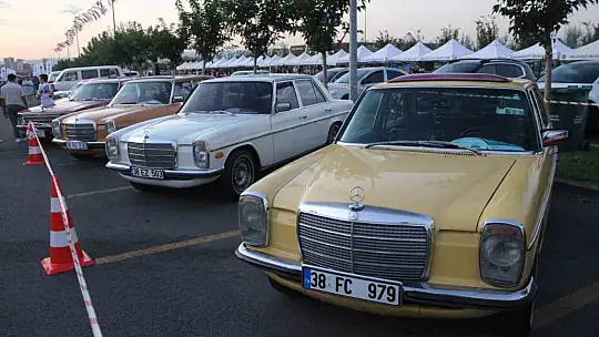 Kayseri'de klasik otomobiller sahne aldı