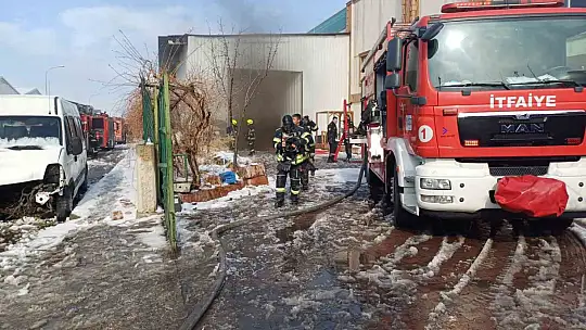 Kayseri'de korkutan fabrika yangını