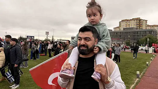 Kayseri'de milli maç heyecanını Talas'ta yaşamak isteyen vatandaşlar alanı doldurdu