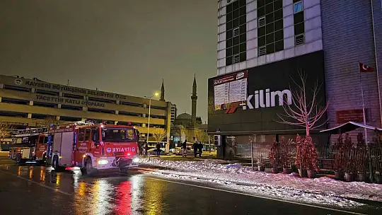 Kayseri'de mobilya mağazasındaki yangında duman hafızlık okuluna sızdı: 5 öğrenci zehirlendi