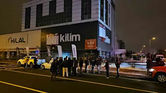 Kayseri'de mobilya mağazasındaki yangında duman hafızlık okuluna sızdı: 5 öğrenci zehirlendi
