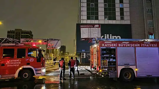 Kayseri'de mobilya mağazasındaki yangında duman hafızlık okuluna sızdı: 5 öğrenci zehirlendi