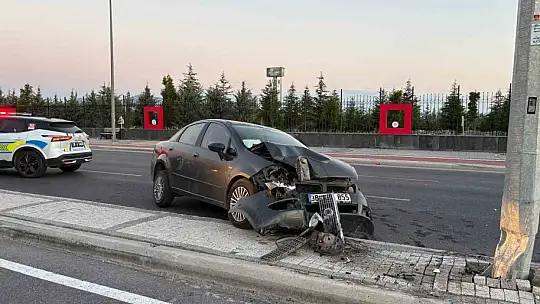 Kayseri'de otomobil aydınlatma direğine çarptı: 1 yaralı