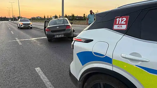 Kayseri'de otomobil aydınlatma direğine çarptı: 1 yaralı