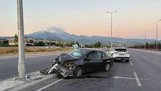 Kayseri'de otomobil aydınlatma direğine çarptı: 1 yaralı