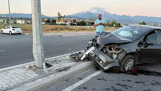 Kayseri'de otomobil aydınlatma direğine çarptı: 1 yaralı