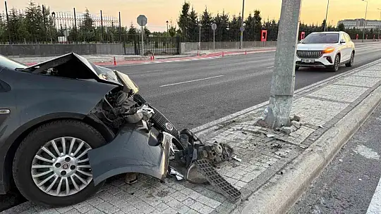 Kayseri'de otomobil aydınlatma direğine çarptı: 1 yaralı