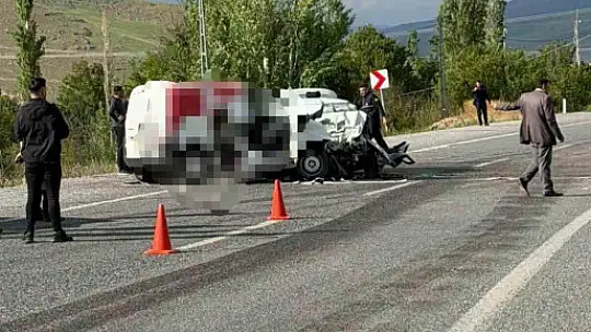 Kayseri'de otomobil ile hafif ticari araç çarpıştı: 1 ölü, 2 yaralı