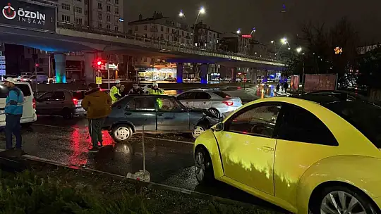 Kayseri'de otomobil kırmızı ışıkta bekleyen 5 araca çarptı: 2 yaralı