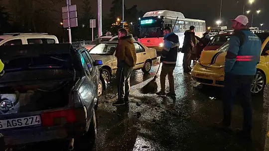 Kayseri'de otomobil kırmızı ışıkta bekleyen 5 araca çarptı: 2 yaralı
