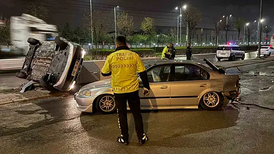 Kayseri'de otomobil park halindeki araca çarpıp yan yattı: 2 yaralı