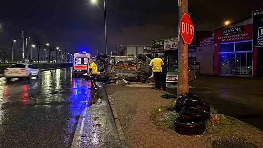 Kayseri'de otomobil park halindeki araca çarpıp yan yattı: 2 yaralı