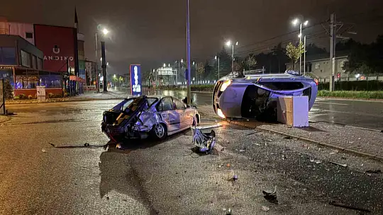Kayseri'de otomobil park halindeki araca çarpıp yan yattı: 2 yaralı
