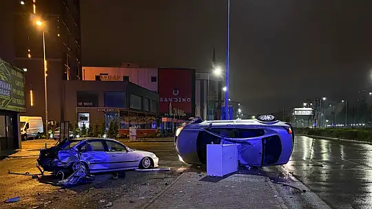 Kayseri'de otomobil park halindeki araca çarpıp yan yattı: 2 yaralı