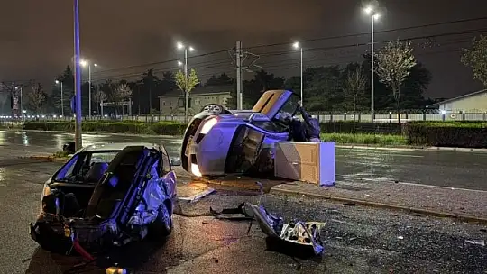 Kayseri'de otomobil park halindeki araca çarpıp yan yattı: 2 yaralı