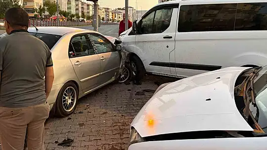 Kayseri'de otomobil park halindeki 2 araca çarptı