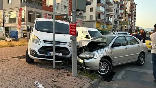 Kayseri'de otomobil park halindeki 2 araca çarptı