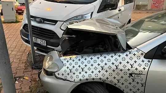 Kayseri'de otomobil park halindeki 2 araca çarptı