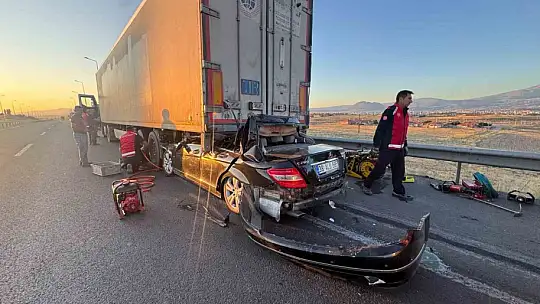 Kayseri'de otomobil tıra çarptı: 1 ölü