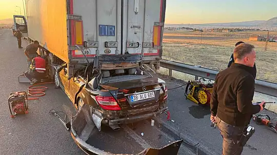 Kayseri'de otomobil tıra çarptı: 1 ölü