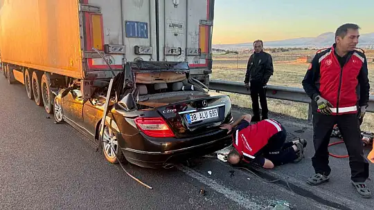 Kayseri'de otomobil tıra çarptı: 1 ölü