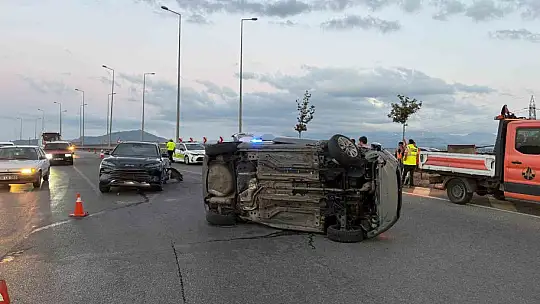 Kayseri'de otomobil trafik ışıklarında bekleyen 4 araca çarptı: 4 yaralı