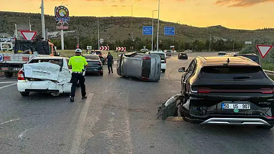 Kayseri'de otomobil trafik ışıklarında bekleyen 4 araca çarptı: 4 yaralı