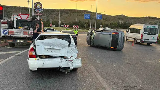 Kayseri'de otomobil trafik ışıklarında bekleyen 4 araca çarptı: 4 yaralı