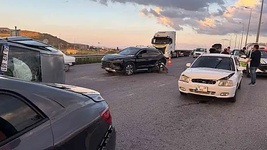 Kayseri'de otomobil trafik ışıklarında bekleyen 4 araca çarptı: 4 yaralı